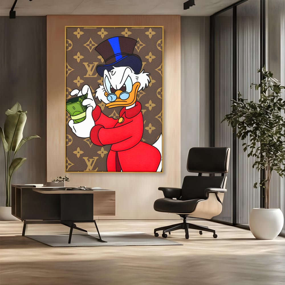 Tablou canvas cu tablou canvas cu personaj de desene animate, in rama de aluminiu auriu, pe perete intr-un birou